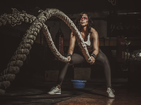 Battle Ropes: The Ultimate Guide to Benefits, Techniques, and Cardio Comparisons 2024