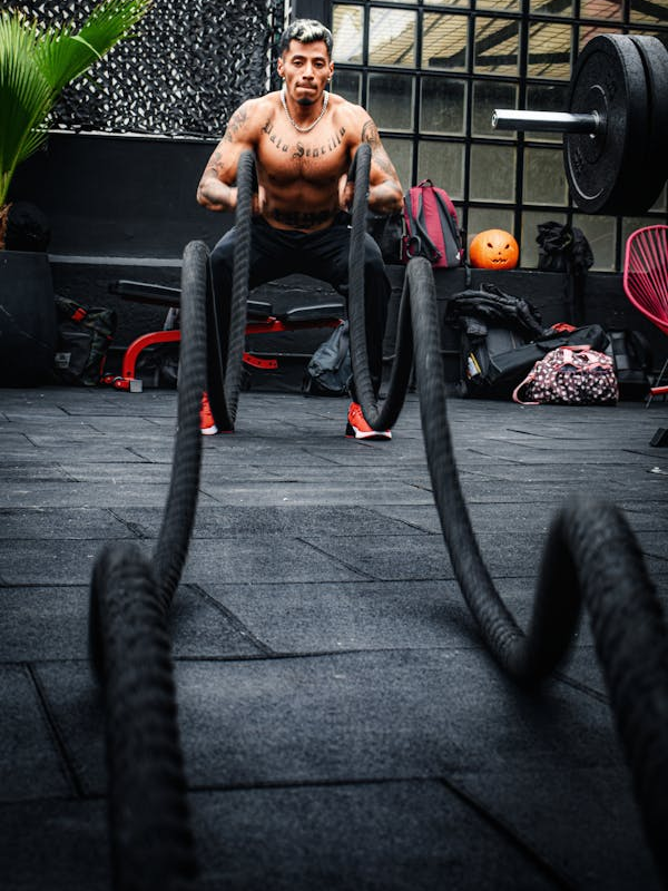 Battle Ropes: The Ultimate Guide to Benefits, Techniques, and Cardio Comparisons 2024