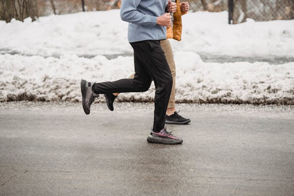 Essential Winter Running Gear: Stay Warm and Safe on Your Cold-Weather Runs 2024